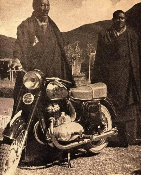 Тибетские монахи с чехословацким мотоциклом Jawa 250,1956..0