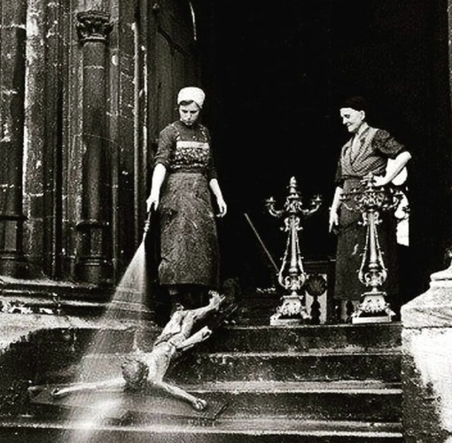 Уборщицы моют распятие, 1938..0