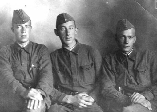 Владимир Басов ( в центре). 

Орден Красной Звезды (1945) Медаль «За..0