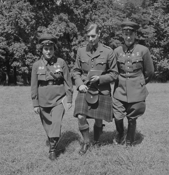 Во время осады Крыма весной 1942 года Людмила Павличенко служила в..4