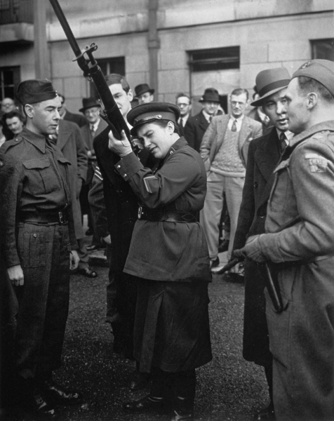 Во время осады Крыма весной 1942 года Людмила Павличенко служила в..1