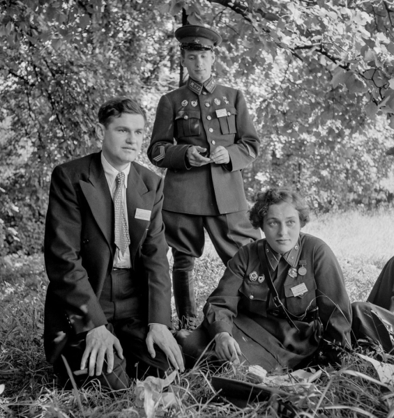 Во время осады Крыма весной 1942 года Людмила Павличенко служила в..3
