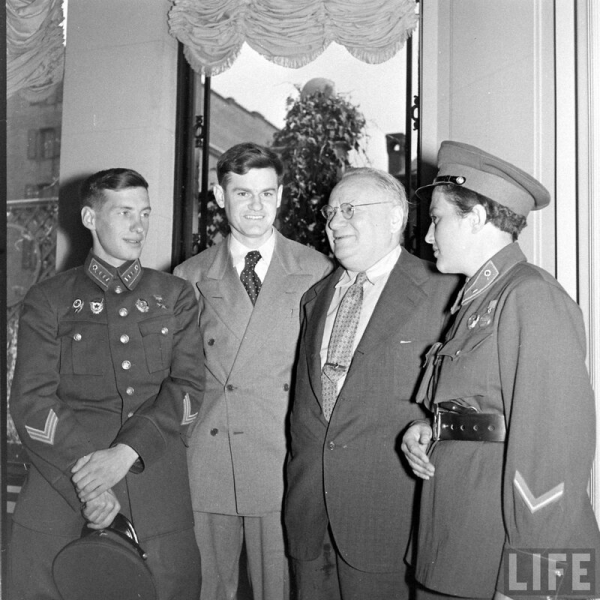 Во время осады Крыма весной 1942 года Людмила Павличенко служила в..2