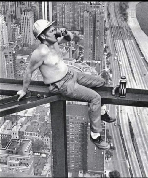 Высотный монтажник во время перерыва. Чикаго, 1964..0