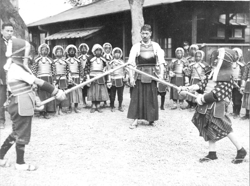 Занятия по кендо для мальчиков. Япония, 1929..0