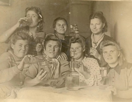 Застолье в женском рабочем общежитии. Ленинград, 1948..0