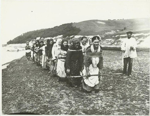 Женщины-бурлачки тянут баржу на реке Суре. Нижегородская..0
