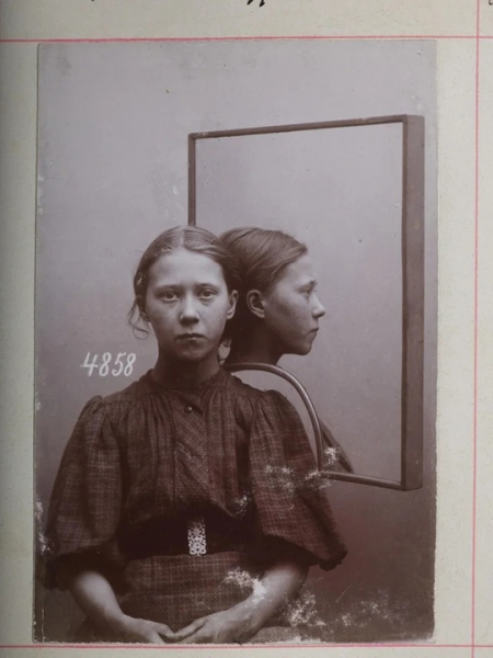 1897: Фото двух 14-летних норвежских девочек, арестованных за..1