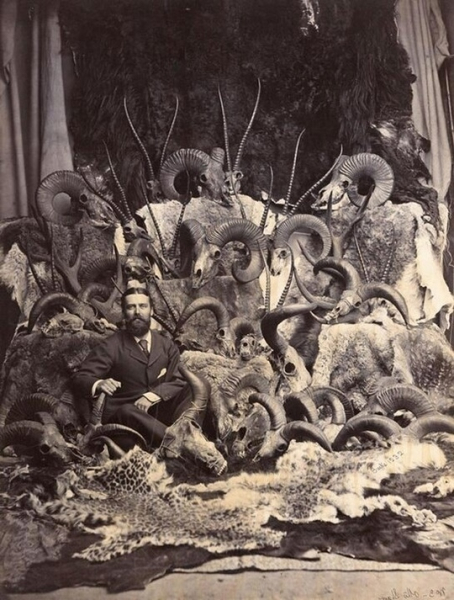 Английский охотник со своими трофеями. Британская Индия,..0