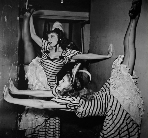 Артистки кабаре Лидо готовятся к выступлению. Париж, 1950..0