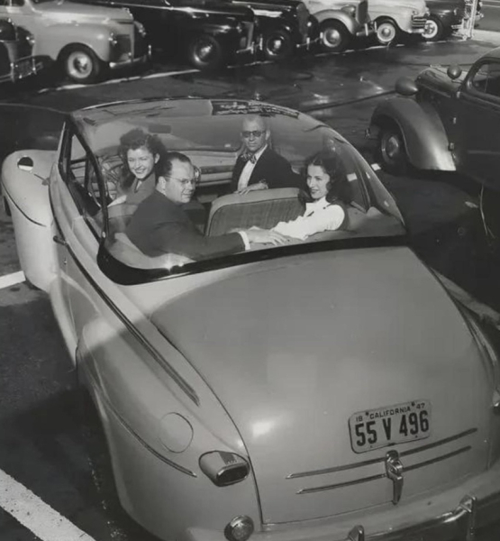 Автомобиль Ford с пузырчатым стеклянным верхом 1947В 1947 году.

 Ford..0