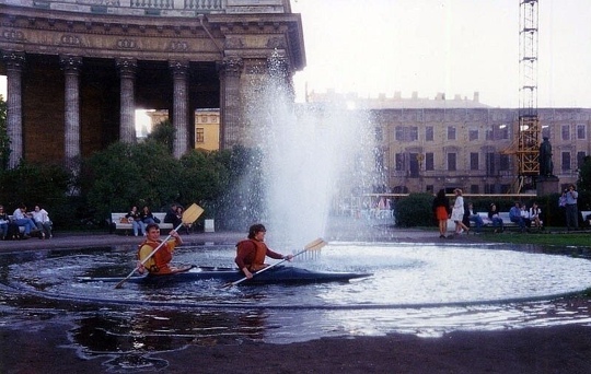 Байдарочники в фонтане у Казанского собора. Санкт-петербург, 1995..0