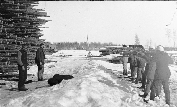 Белые расстреливают пленных красногвардейцев во время..0