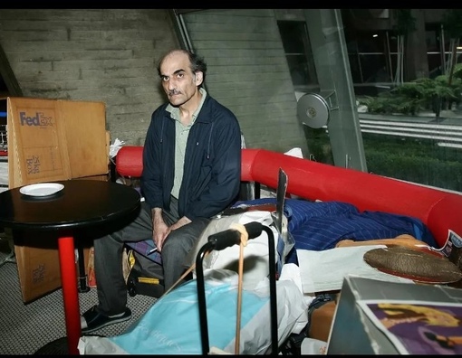 Беженец из Ирана Мехрана Карими Нассери,который, из-за проблем с..0