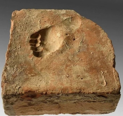 Более 1800 лет назад некий ребёнок нечаянно оставил четкий след в..0