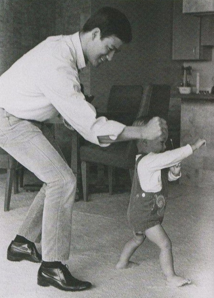 Брюс ли со своим сыном. 1966..0