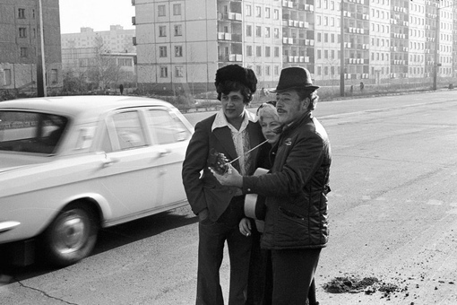 «Цыгане и блондинка в поисках такси».Новокузнецк , 1980 г. 

Автор..0