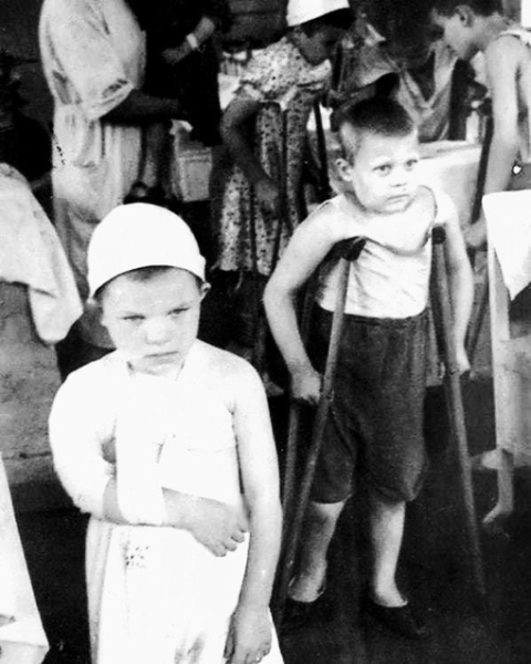 Дети, пострадавшие при артиллерийских обстрелах Ленинграда,..0