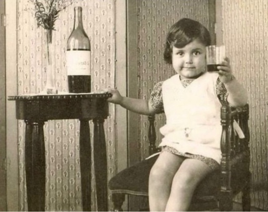 Детство по-французски.Ребёнок с вином. Франция. 1950-е годы.

До 1956..0