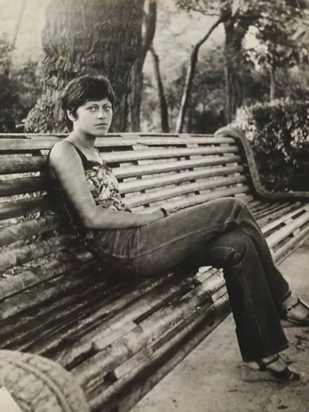 Девушка на прогулке. Евпатория, 1981..0