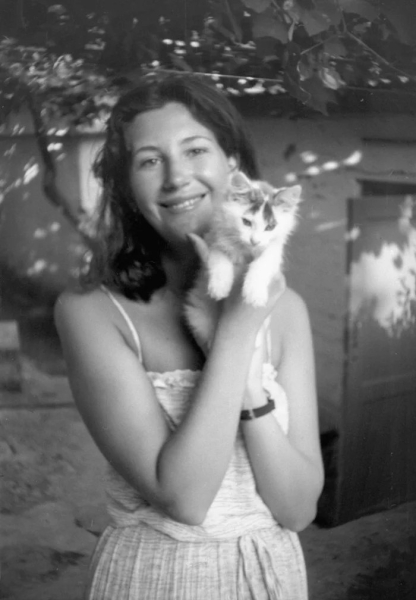 Девушка с котом. Ворошиловград, 1982..0