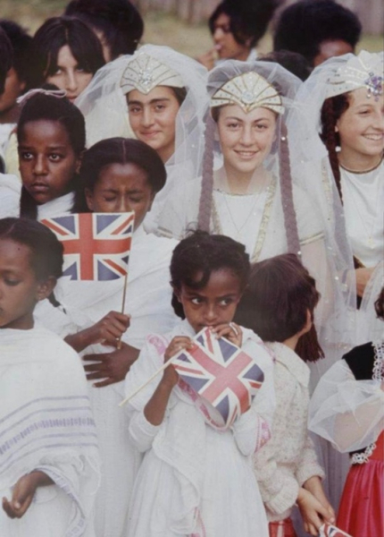 Девушки из армянской диаспоры в Эфиопии встречают королеву..0