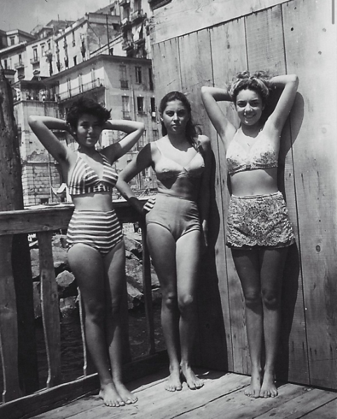 Девушки на пляже в Неаполе, 1948..0
