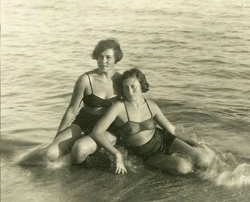 Девушки позируют на фоне моря. Ялта, 1933..0
