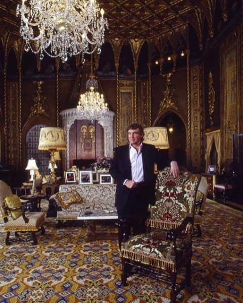 Дональд Трамп в одной из гостиных своей резиденции Мар-а-Лаго во..1