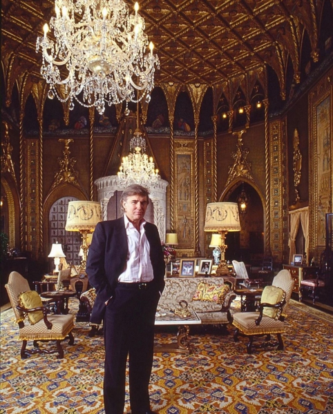 Дональд Трамп в одной из гостиных своей резиденции Мар-а-Лаго во..0