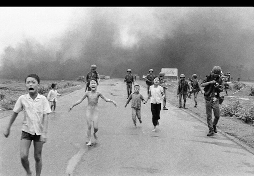 Эта фотография была 8 июня 1972 года, неподалёку от Сайгона,..0