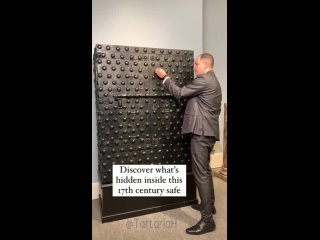 Это сейф из 17 века.

В его глубинах находится золотой меч Царя..0