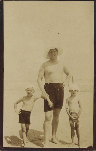 Федор Шаляпин с детьми на берегу Средиземного моря, 1907..0