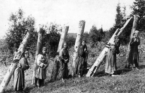 Фотография женщин на заготовке дров в Алтае, Горной Шории,..0
