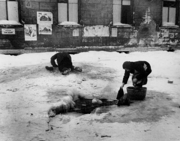 Горожанки за стиркой белья на одной из улиц . Ленинград, 1942..0