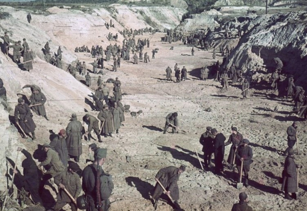 Холокост в Бабьем Яре: ужасное прошлое, несказанное веками

В..0