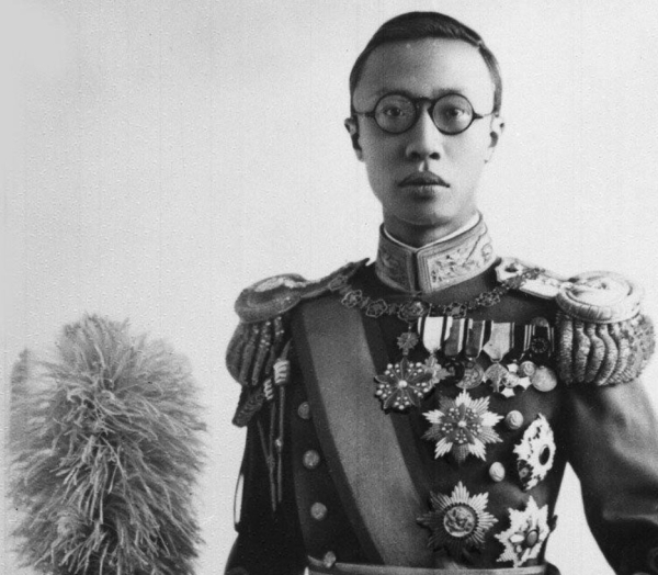 Император ставший дворником.

Последний император Китая, Пу И,..0