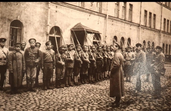 Интернациональный отряд РККА из  китайцев получает боевую..0