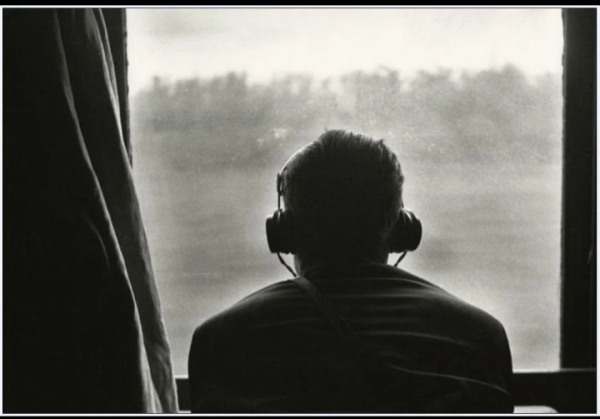 Интурист смотрит в окно вагона Транссибирского экспресса, 1940..0