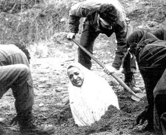 Иранская женщина становится жертвой жестокого метода казни за..0