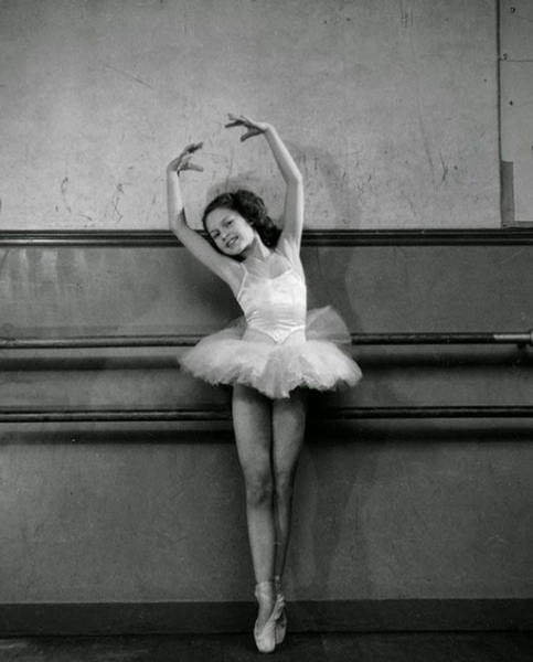 Юная Брижит Бардо занимается балетом, 1946..0