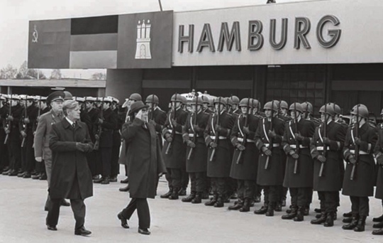 Канцлер ФРГ Гельмут Шмидт провожает генерального секретаря ЦК..0