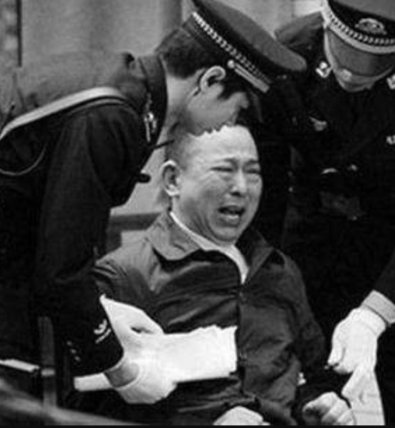 Китайский миллиардер Лю Хань сразу после оглашения приговора о..0