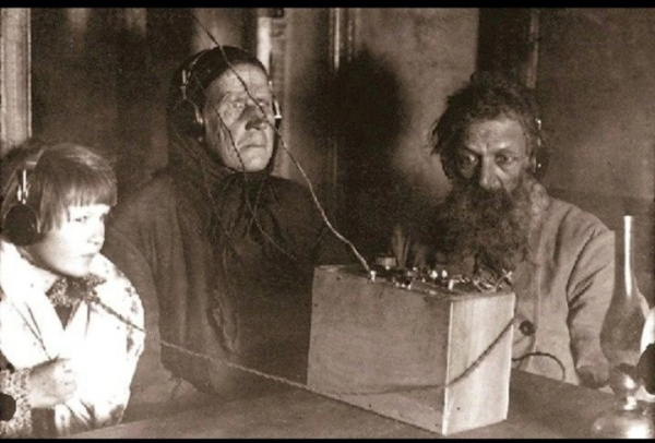 Колхозники впервые в жизни слушают радио. СССР, 1928..0