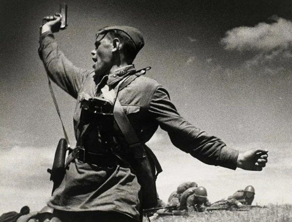 «Комбат» — одна из самых известных фотографий времён Великой..0