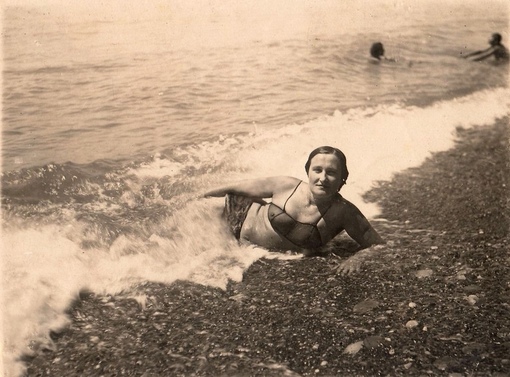 Комсомолка на отдыхе принимает морские ванны. Алушта, 1932..0