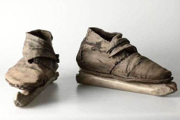 Коньки викингов , сделаны из кожи и конской кости.Швеция , 10..0