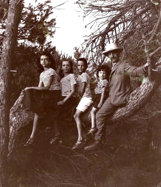 Король Италии Виктор Эммануил III с детьми, 1909 год.

Это..0