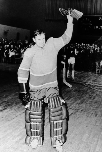 Лев Яшин: Футболист который смог стать хоккеистом

Великий..0