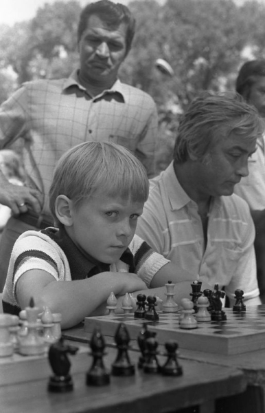 Мальчик играет в шахматы, Калининград, 1980-е..0